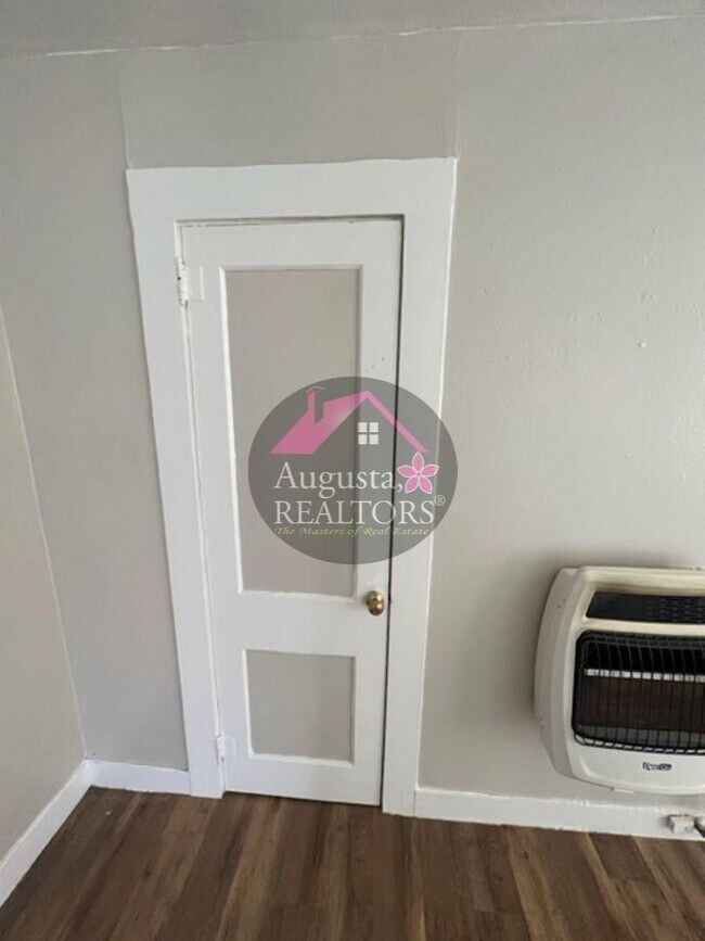 Building Photo - Adorable One Bedroom Duplex!