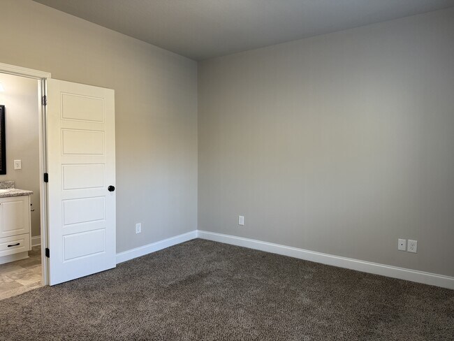 Building Photo - 600 Trellis Square