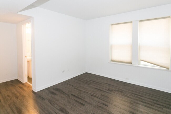 Building Photo - 925 W Carmen Ave