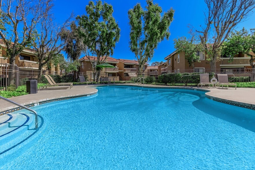 3 SHIMMERING POOLS TO CATCH THE SUN RAYS - Smoketree