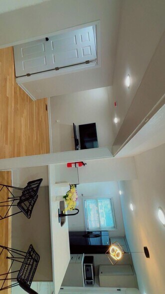 Building Photo - 8 S Farview Ave