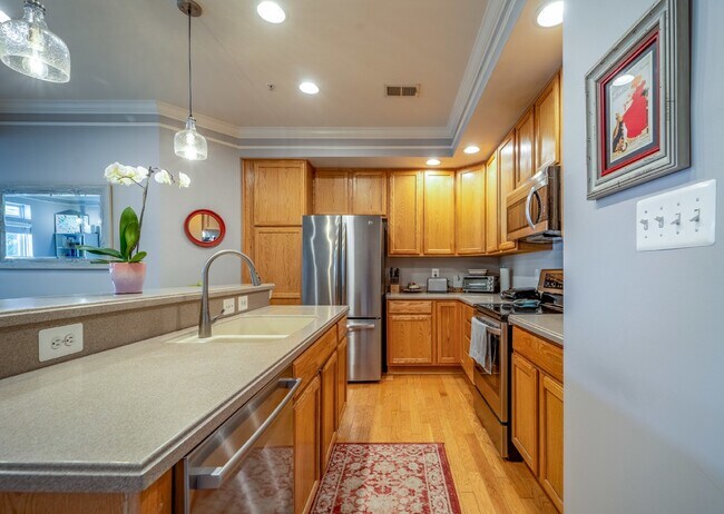 Building Photo - Bright and Modern Home with Prime Commuter...