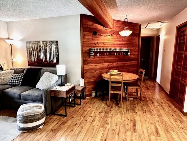 Building Photo - Long Term Rental- 549C Rainbow Village