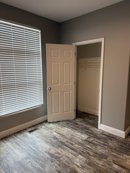 Building Photo - 819 Dianne Dr