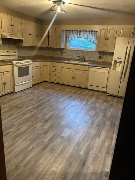 Building Photo - 1703 Skyline Heights
