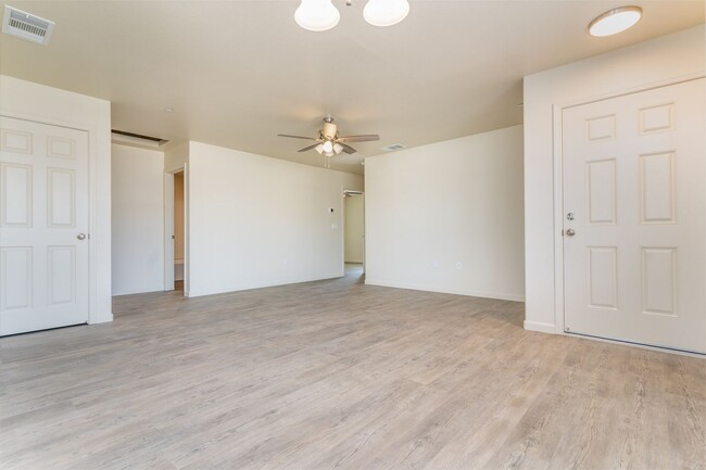 Building Photo - 2467 Oakmont Cir
