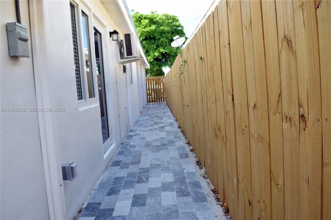 Building Photo - 622 NE 6th St