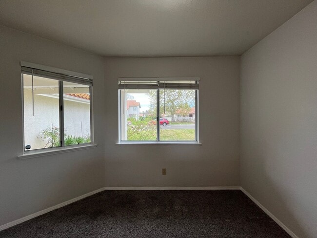 Building Photo - 924 Torrey Pines Dr