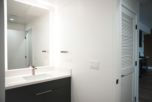 Building Photo - 8940 Reseda Blvd