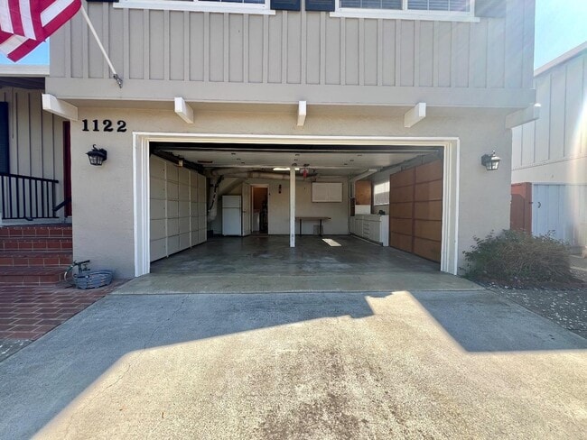 Building Photo - 1122 Viscaino Ave
