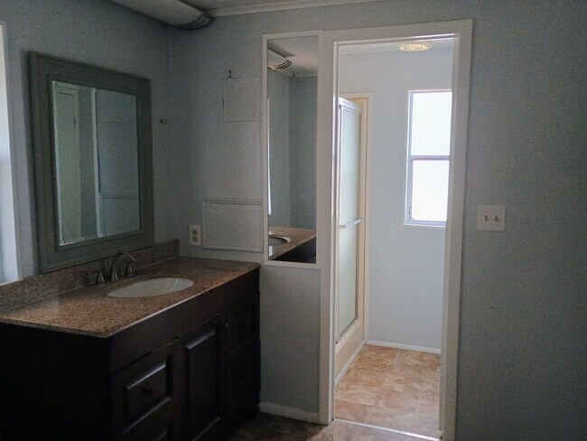 Building Photo - 2 Bedroom 2 bathroom