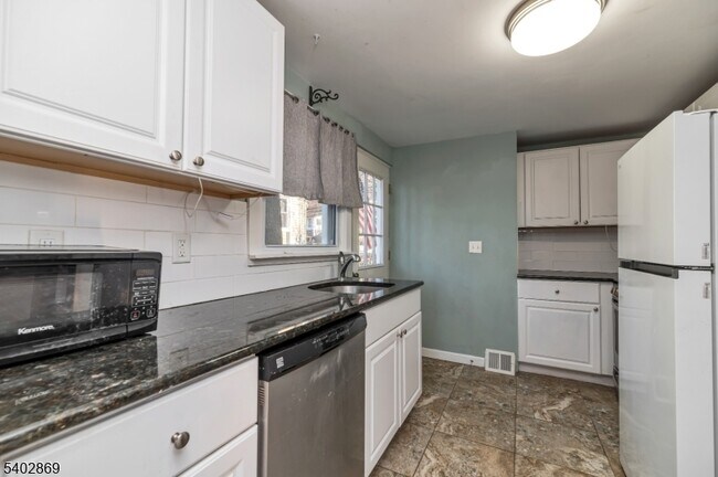 Building Photo - 103 Upper Lakeview Ave