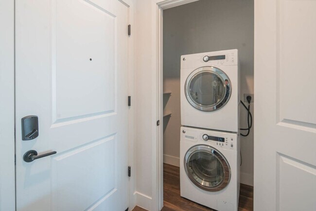 Building Photo - 688 W 1st St