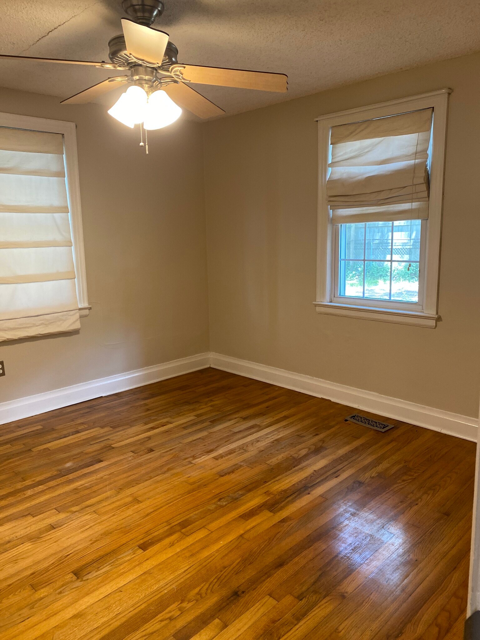 Building Photo - 704 Country Club Rd