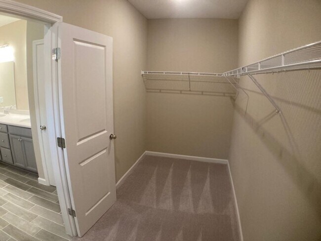 Building Photo - Stylish & Low-Maintenance Living in Oakleaf Community