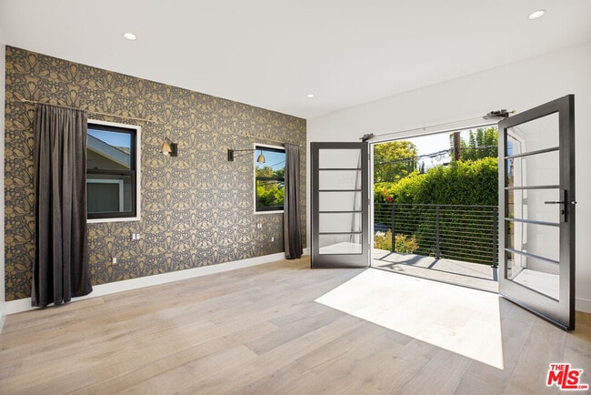 Building Photo - 1203 N Poinsettia Pl