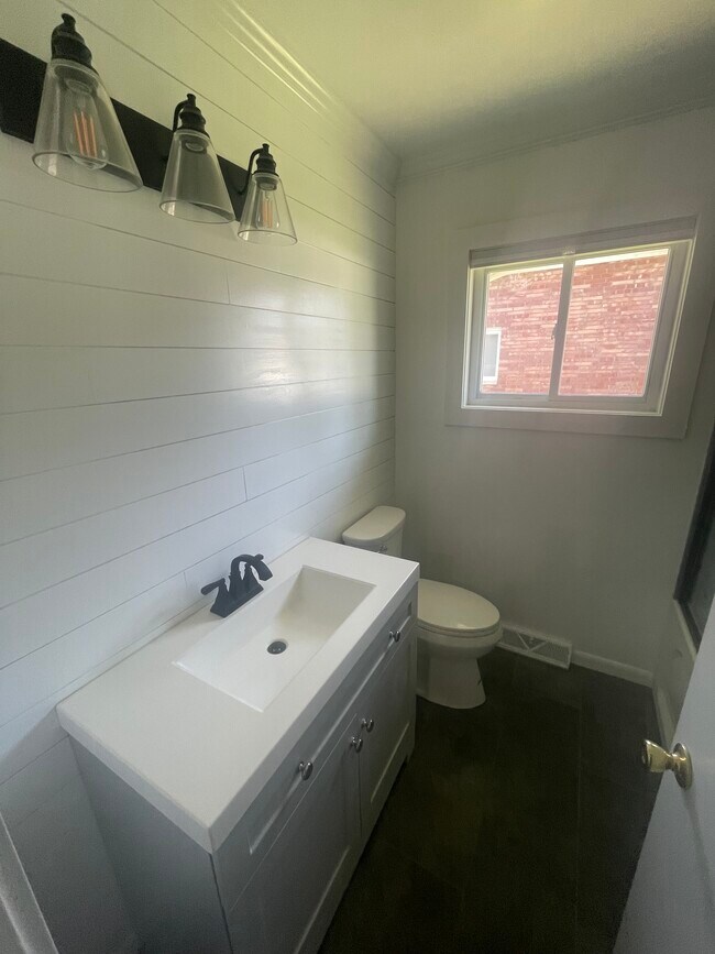 Newly updated guest bathroom - 4384 Walton Plz