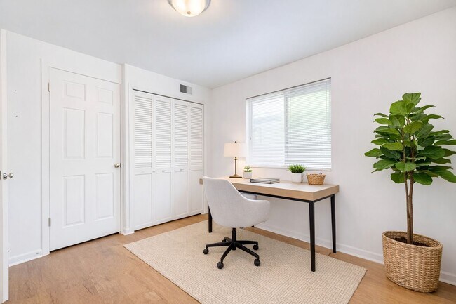 Building Photo - Avail July 1: 2BR Apt in Crafton, 1 Off Street Parking, AC, W/D included, Quartz Countertops, DW,...