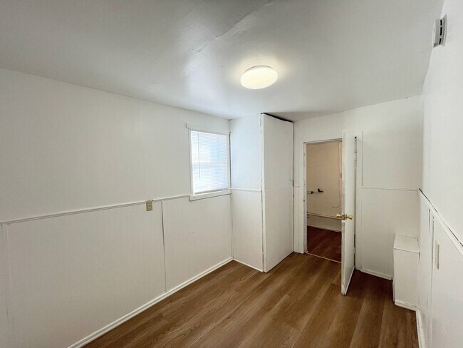 Building Photo - 3 Bedroom 1 Bathroom House