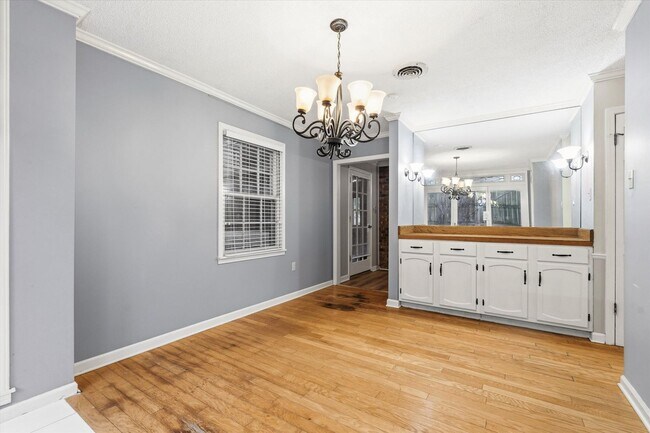 Building Photo - 4-BED, 2-BATH ALL-BRICK HOME NEAR JONESBORO COUNTRY CLUB!