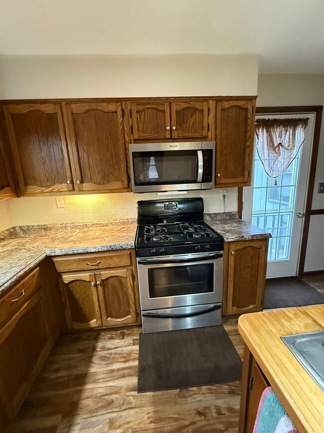 Building Photo - Rent free December ! Sign a lease in December and enjoy the rest of the month free!