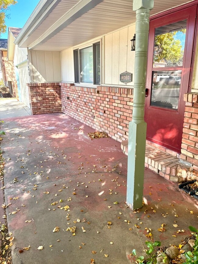 Building Photo - Beautiful open floorplan - 3 Bedroom/ 2 Ba...