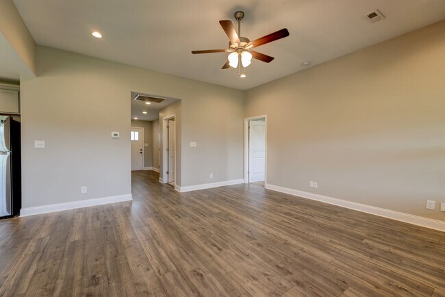 Building Photo - Sharp 3 bed 2 bath with Bonus room and nice fenced yard.