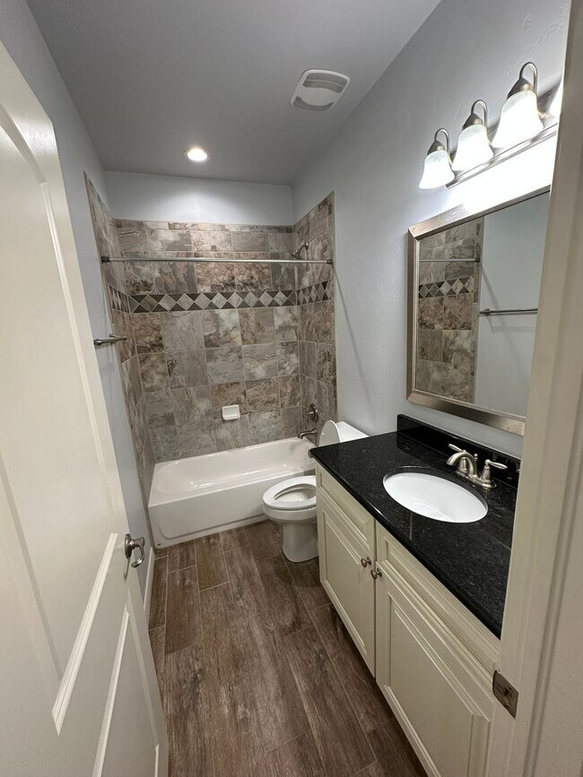 Building Photo - 4 Bed 3 Bath Home