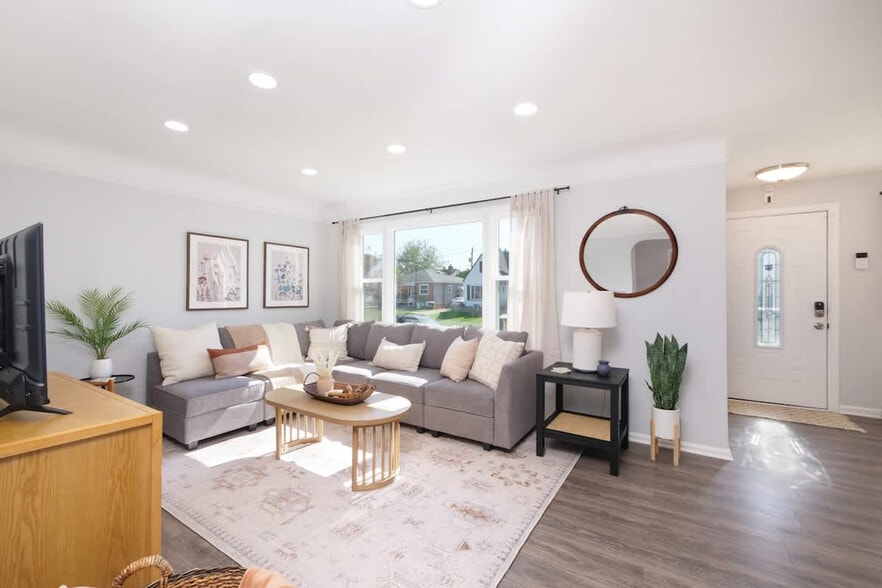 Building Photo - 7906 Lanyard Dr