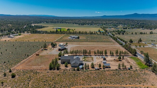 Building Photo - Luxury Home for Rent – Expansive Acreage, ...