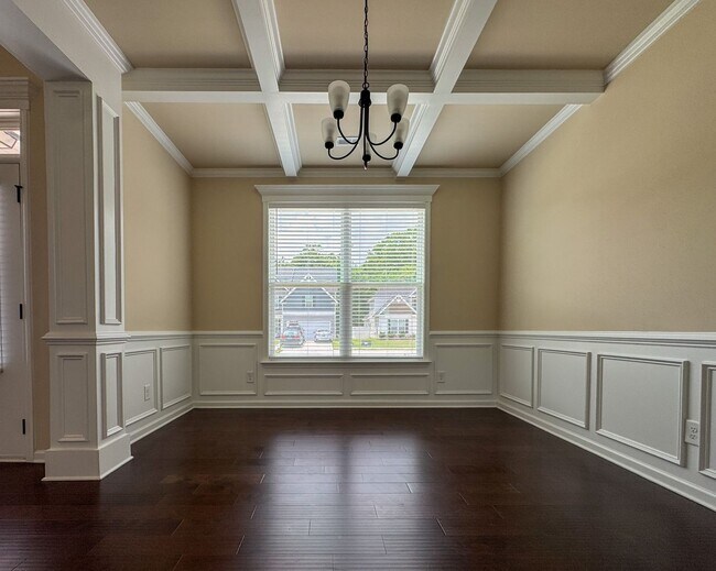 Building Photo - Stunning 5 Bed 4.5 Bath Fayetteville Home with Fenced Yard
