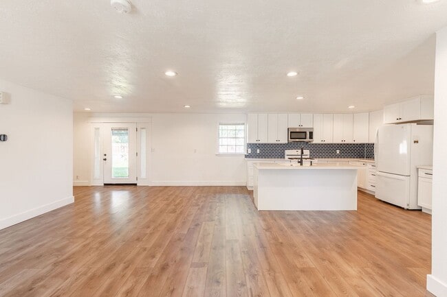 Building Photo - Heart of Eagle 4 Bed 2 Bath Home