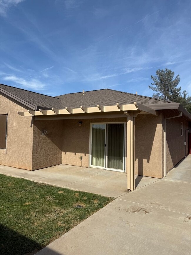 Building Photo - 3-bedroom, 2-bathroom home located in the ...