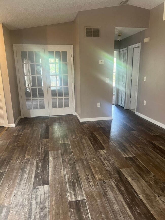 Building Photo - Wonderful 2 bedroom home with Addition Den or Office, Great Location