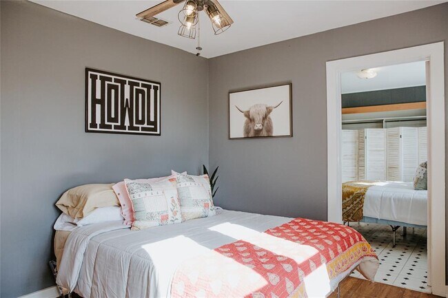 Building Photo - 604 W Pecan Dr