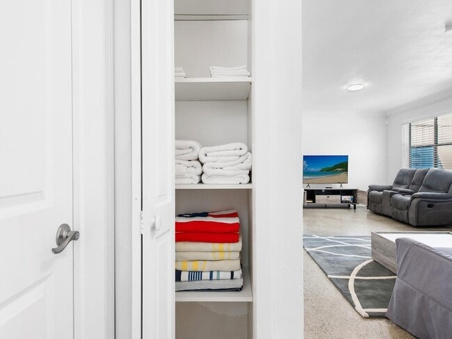 Building Photo - 413 NE 25th Ave