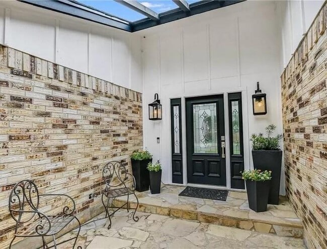 Building Photo - 1100 St Williams Ave