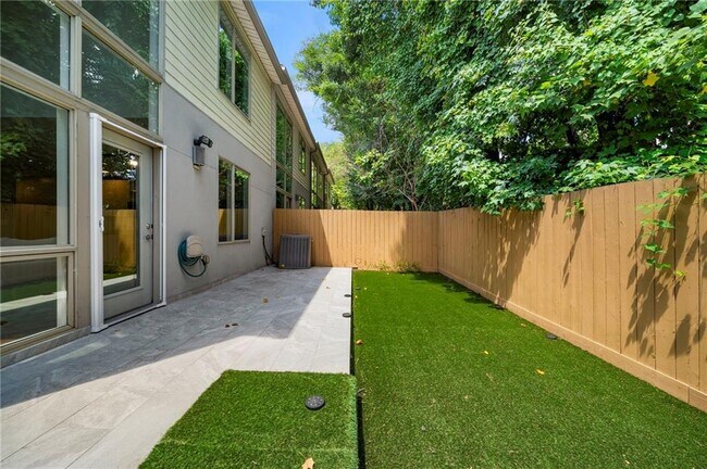 Building Photo - 1344 Rietveld Row NW