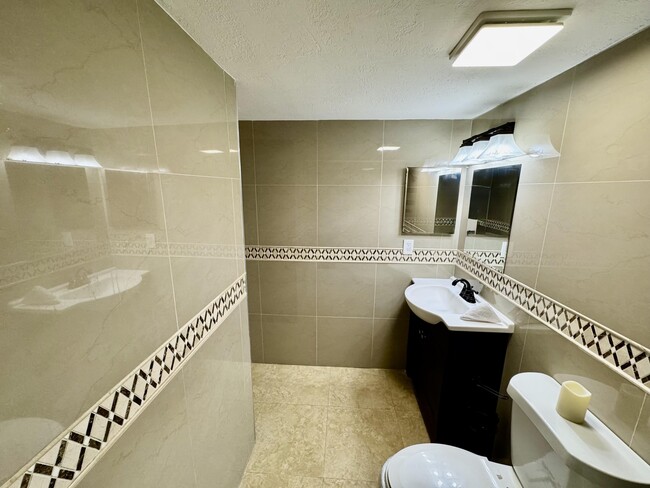 Building Photo - 10008 Twin Lakes Dr