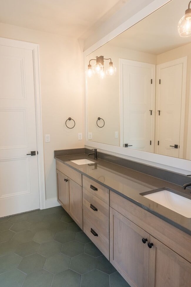 Building Photo - 5Bd/4.25Ba Kirkland House