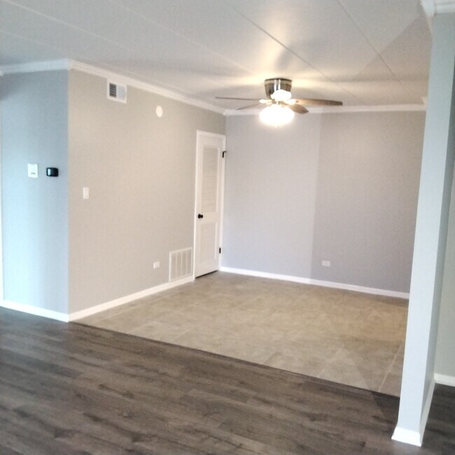 Building Photo - 10910 Kilpatrick Ave