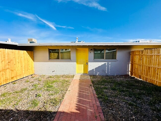 Building Photo - 1 Bedroom Cottage Style with Private Yard ...