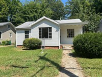 Building Photo - 3 Bedroom 1 bathroom