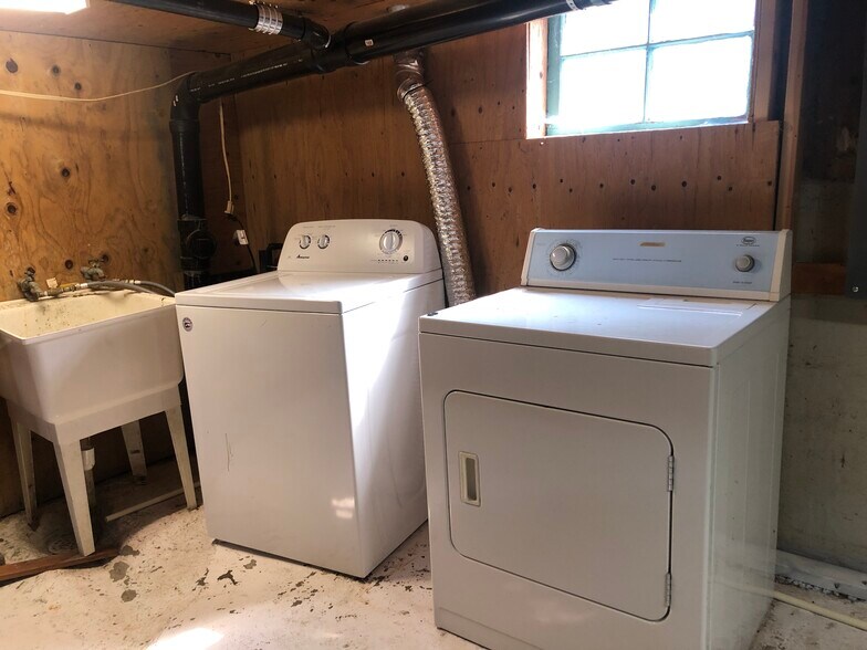 Building Photo - 535 SE Side St