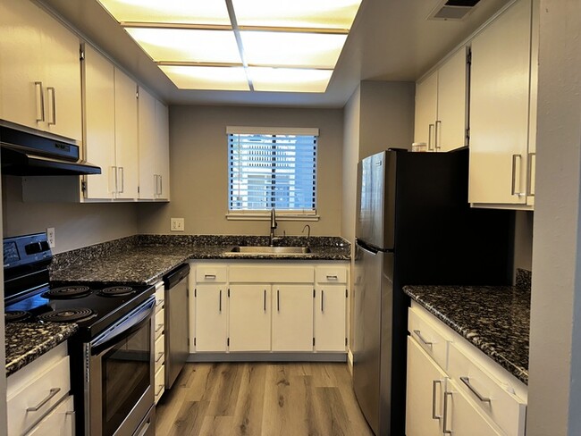 Building Photo - Charming 2-Bedroom Condo with Fireplace & ...
