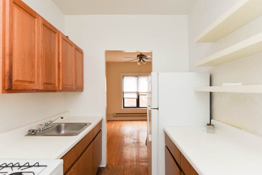 Building Photo - 834 W Waveland Ave