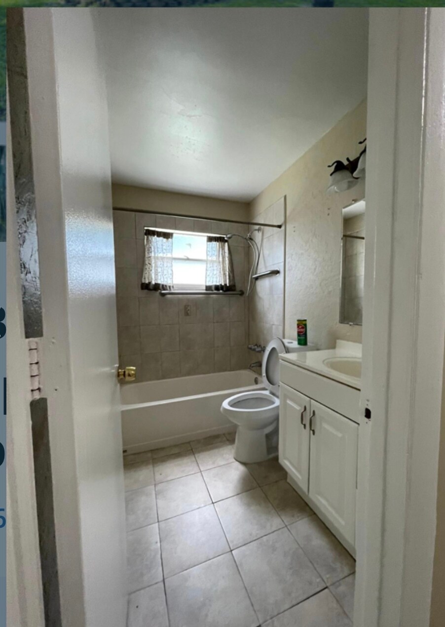 Building Photo - 4671 SW 66th Ave