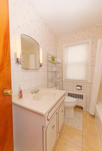Bathroom - 47 Lockrow Blvd