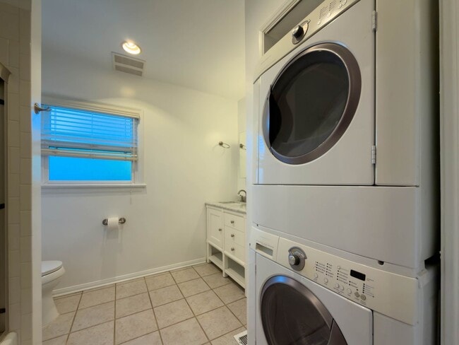 Building Photo - 10428 Riverside Dr