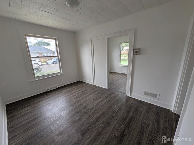 Building Photo - 121 Kossuth St
